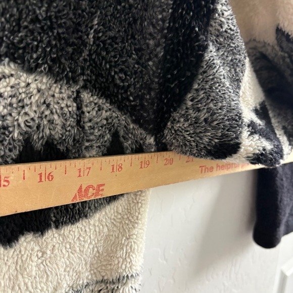 Black Mountain Vintage Wolves Outdoor Scenic Fleece Moon Mountain Grey Small - Picture 5 of 5